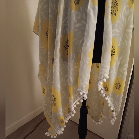 New With Tags Tahari light green and yellow floral Sleeve Poncho Women One Size - Picture 5 of 6